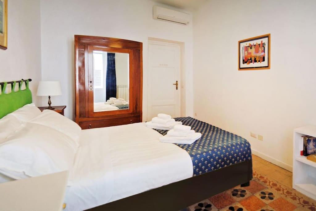 Near Colosseum By Varental 2br + 1sb